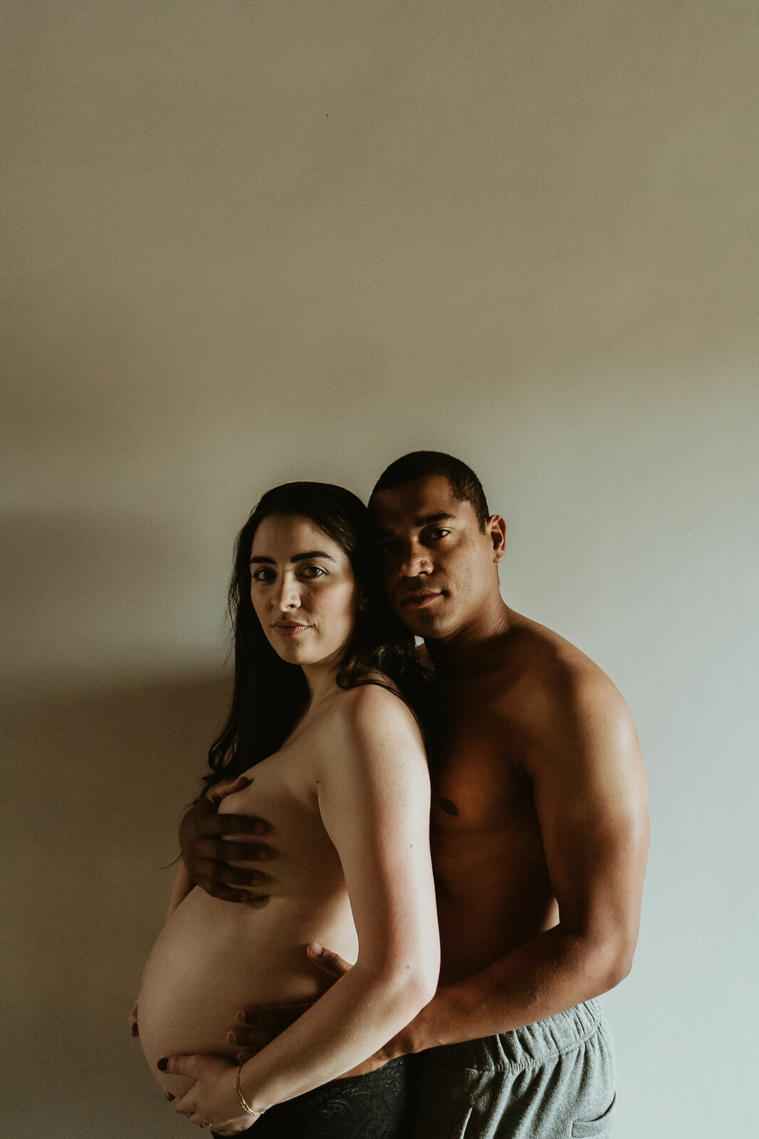 Foto Inspirações de poses para gestantes em casa Foto Inspirações de poses para gestantes em casa - Imagem 20